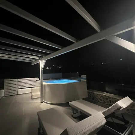 New Sostis & Private Hot Tub *