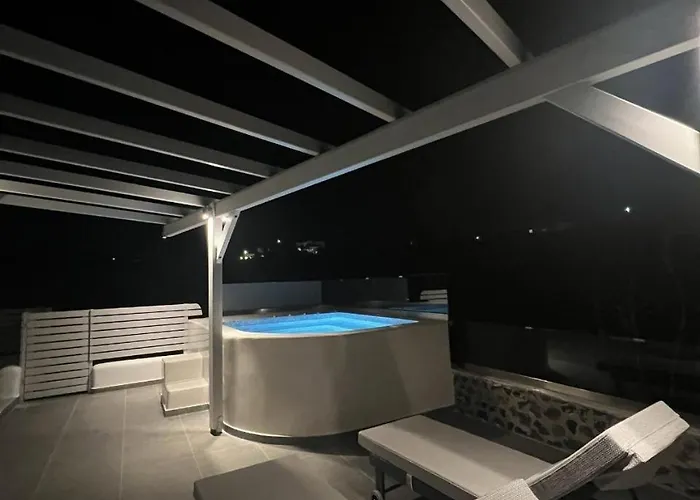 New Sostis & Private Hot Tub *
